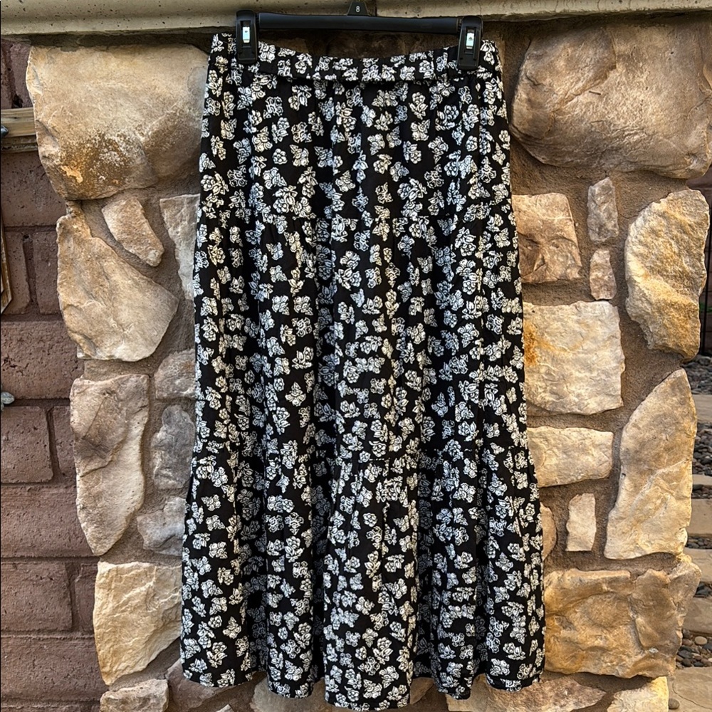Beach lunch lounge Maxi Skirt Floral Black White Size Medium Lightweight